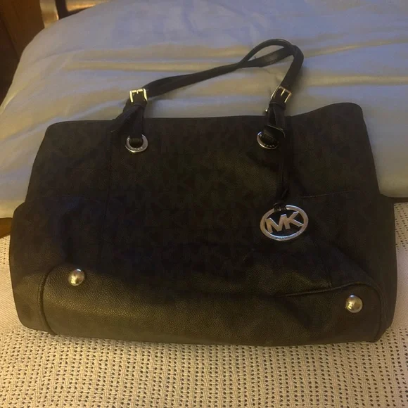 Michael Kors Black Shoulder Bag. Not New.. only worn about 2 times.. - Picture 1 of 8